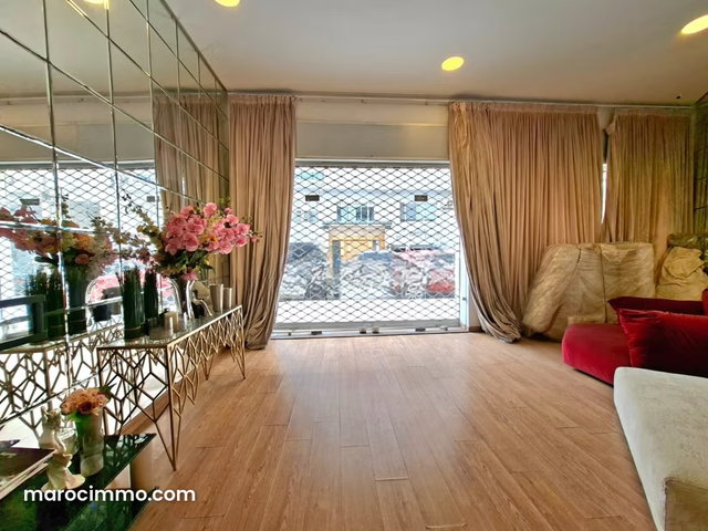 Spacieux Local Commercial avec Mezzanine au Coeur de Racine — 3
