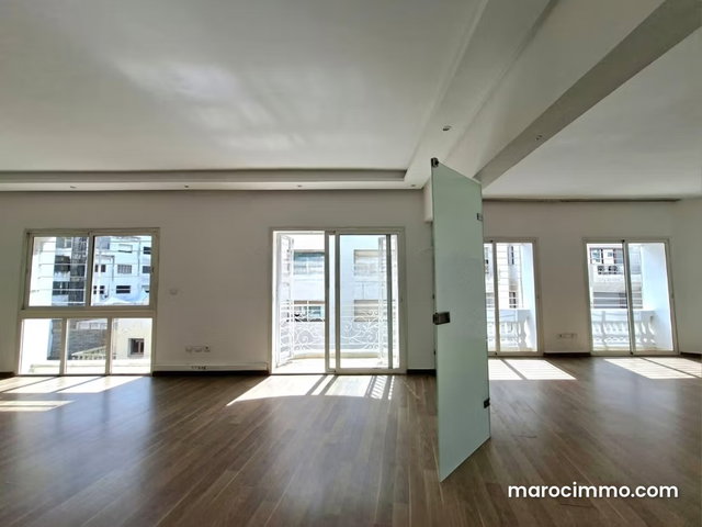 Unique Bureau de 150M² à Louer au Coeur de Racine — 3