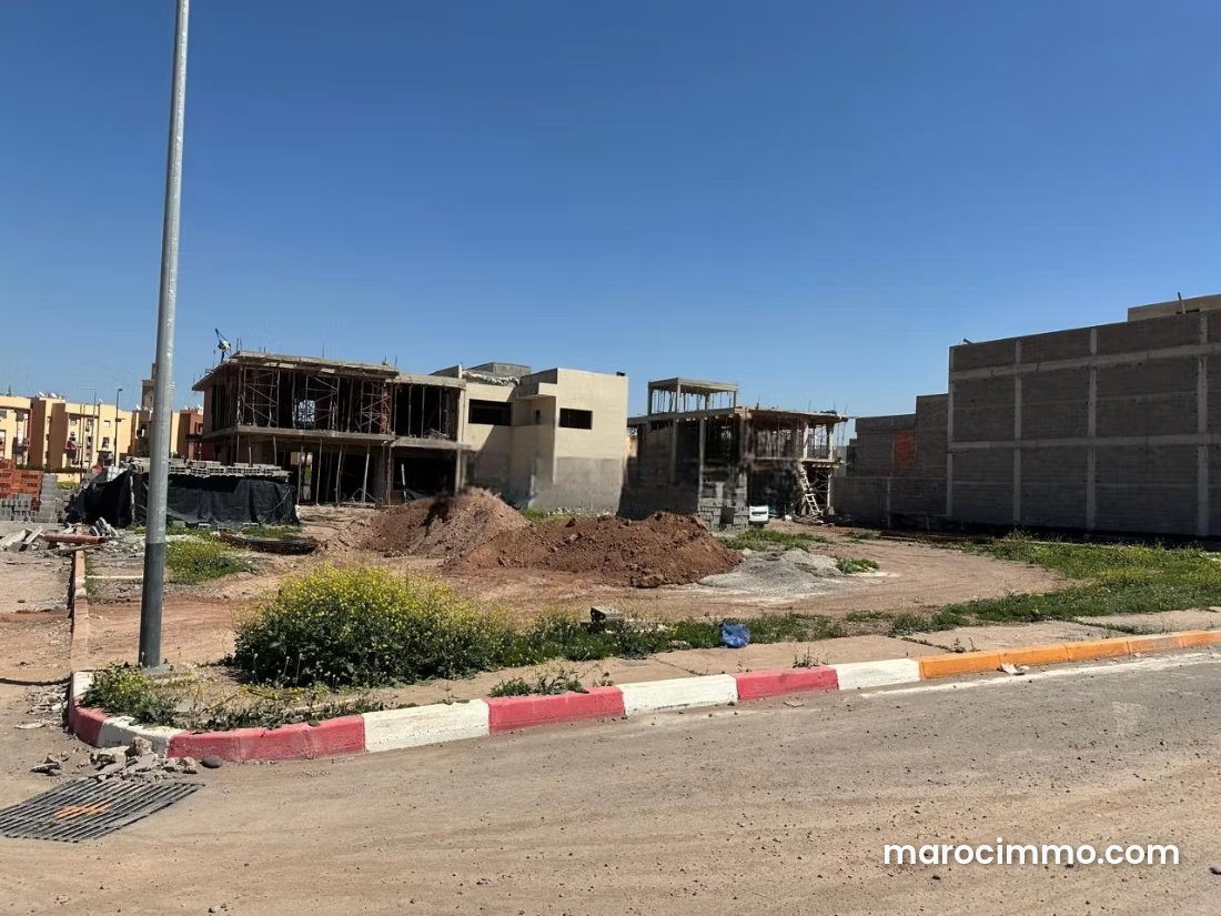 قطعة أرض زاوية للبيع بحي طارق في مراكش — مراكش