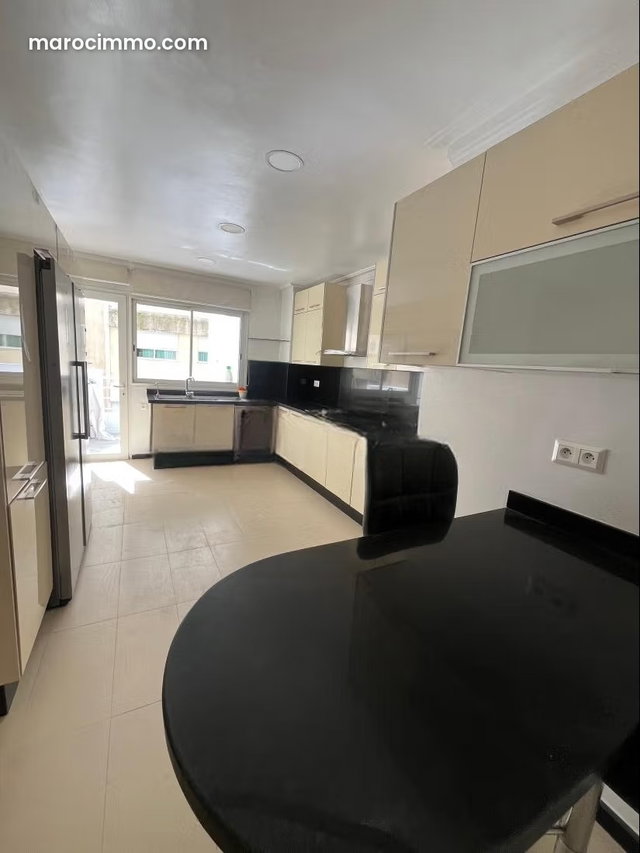 Appartement à louer vide à Racine. Surface totale 200 m². Terrasse et ascenseur — 4