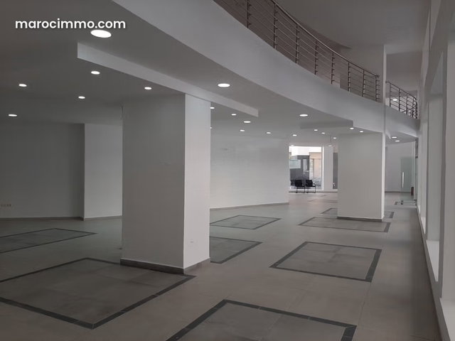Local commercial de 250 attractif en plein centre ville — 2