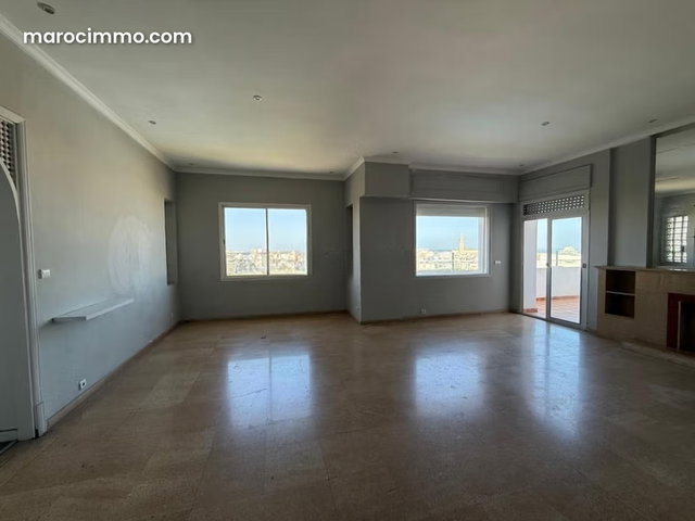 Location d'un appartement à Hay Moulay Rachid 2. Surface de 200 m². Parking et terrasse — 4