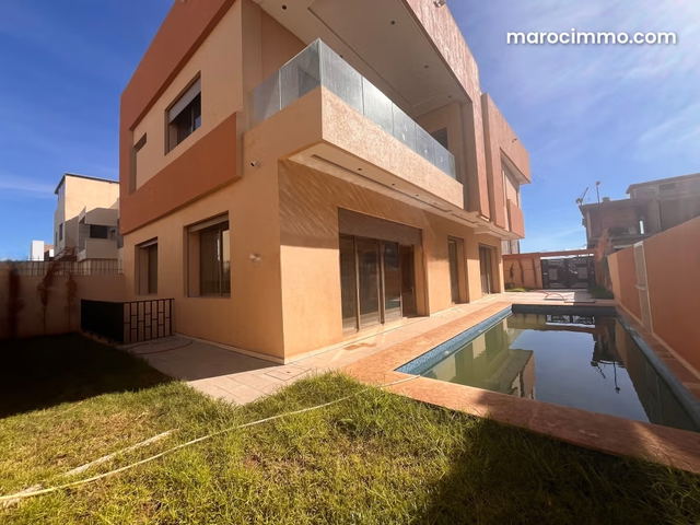 Splendide villa à vendre à Guéliz. 6 chambres. Belle terrasse et jardin — Marrakech