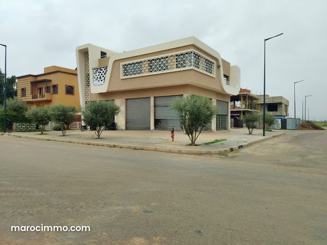 Local commercial de 580 m² aux Portes de Marrakech à vendre — Marrakech