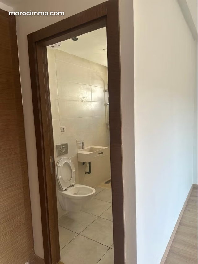 Appartement à l'achat à El Menzeh. 4 chambres agréables. Double vitrage et porte blindée — 5