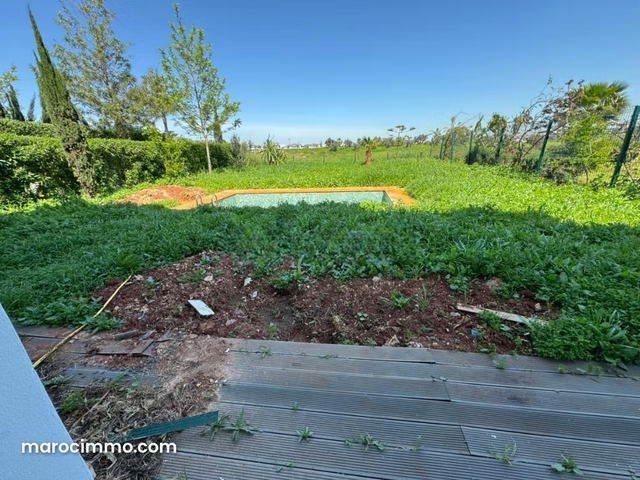 Appartement haut standing à vendre – rez de jardin front golf avec piscine et jardin — بوسكورة