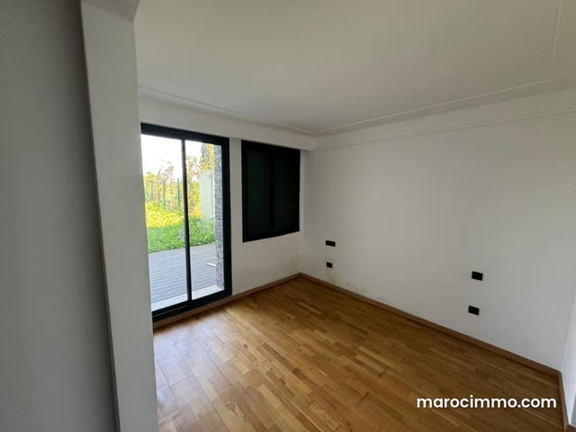 Luxury Ground Floor Apartment for Sale – Golf Front with Pool and Garden — 3