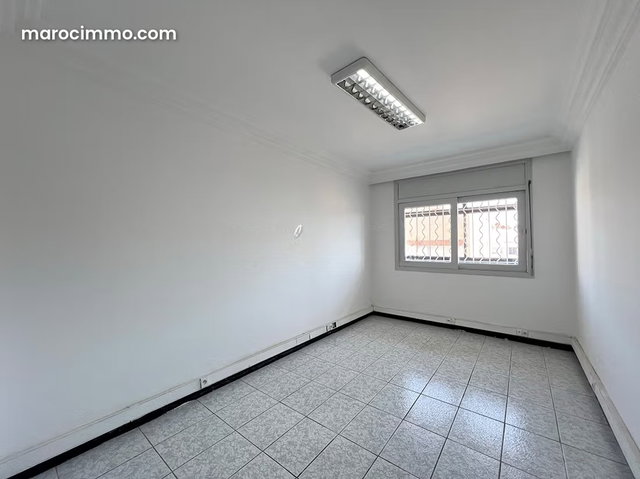 Location de bureaux à Maârif. Surface de 115 m². Garage privé — 4