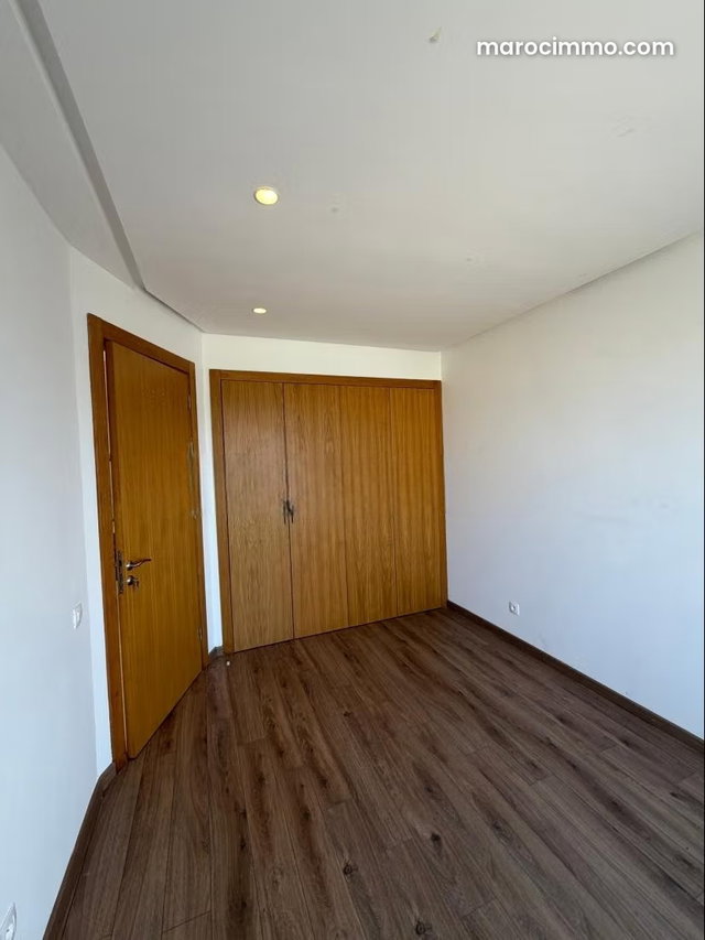 Bright Apartment with Balcony and Unobstructed View of Oulfa Lake, High Floor — 3