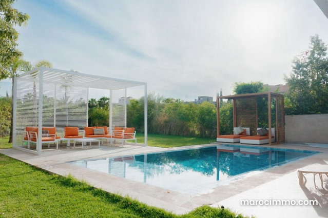 Splendide villa à vendre à Route de Tahanaout. 11 grandes pièces. Meublé — 2