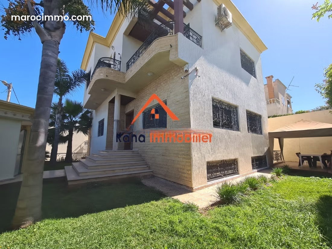 Villa à vendre à Harhoura, Temara, jardin et trois niveaux — Temara