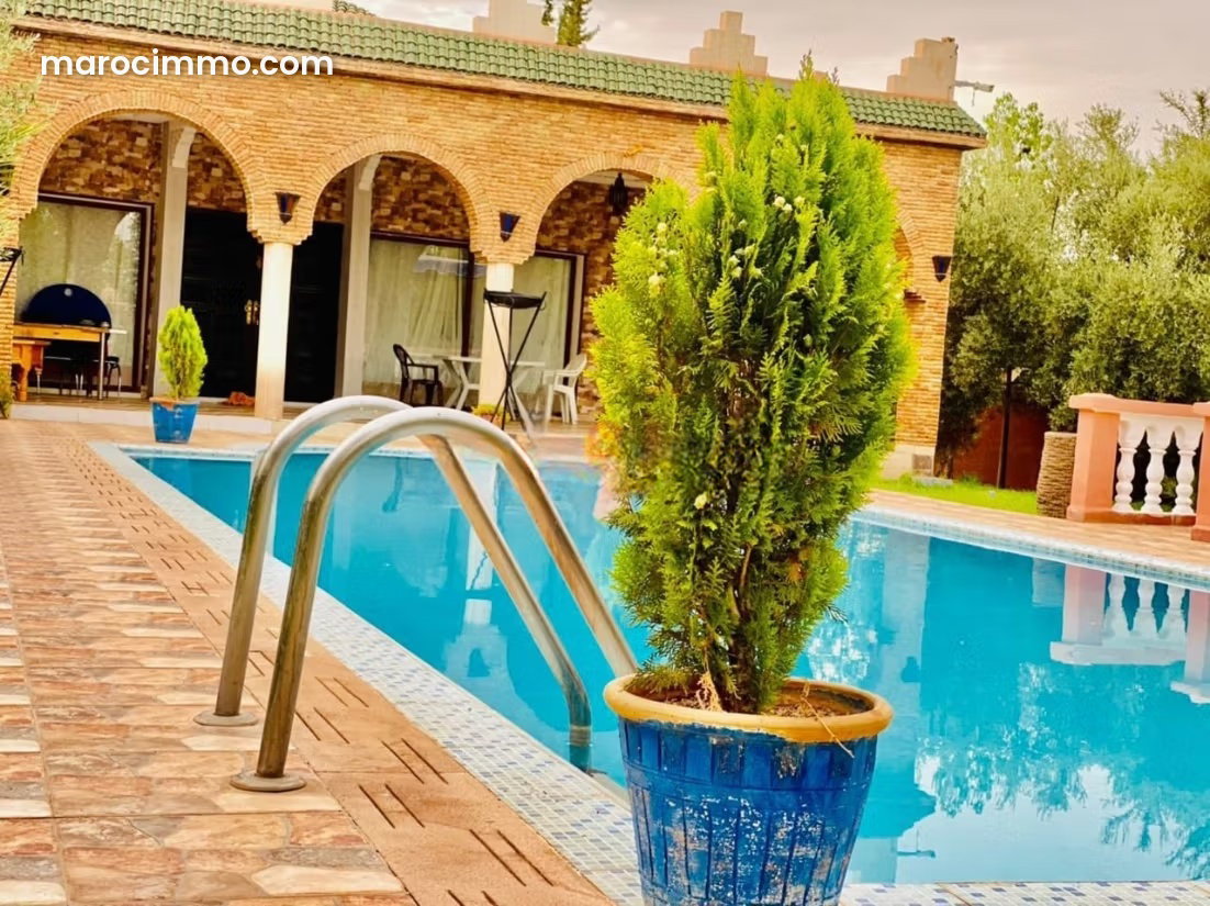 فيلا فاخرة واسعة للبيع بحي بوابات مراكش — مراكش