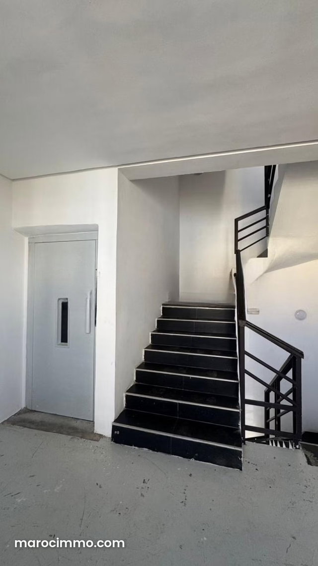 Beau local commercial en location zone industrielle superficie 246 à 1er etage — 2