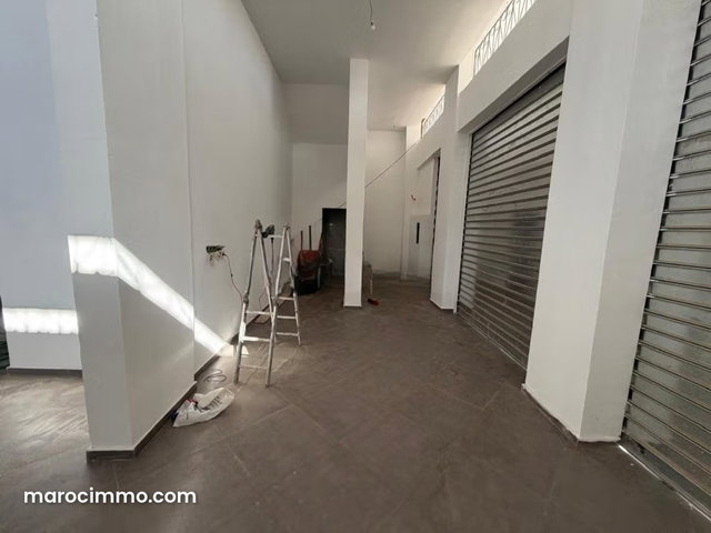 Exceptional 100 m² commercial space with 3 facades — 2