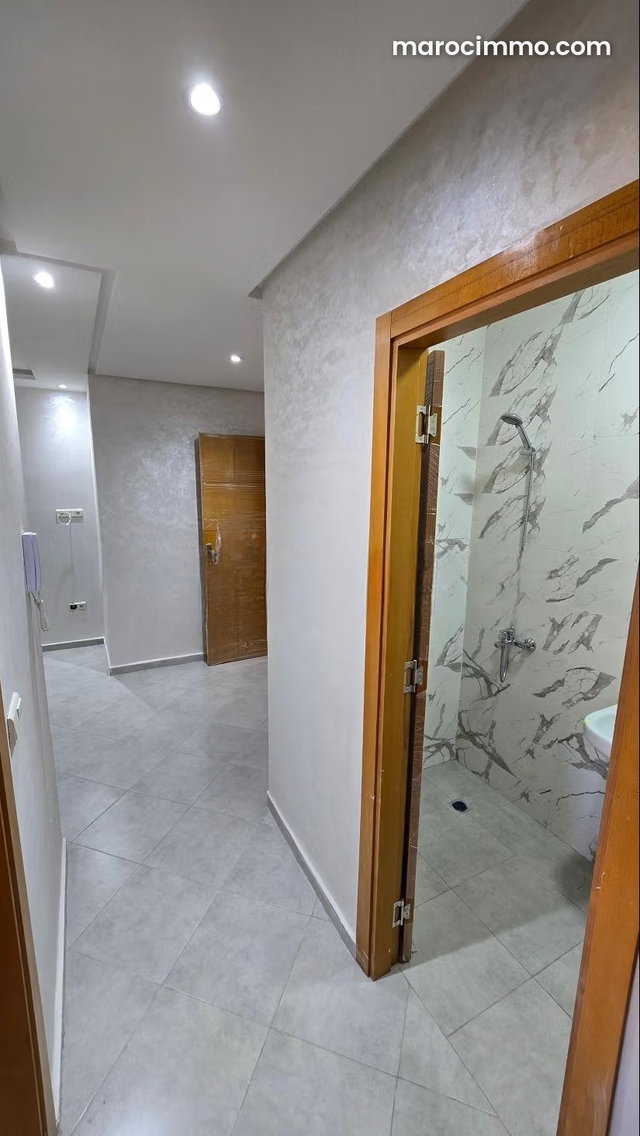 Superb 2-Bedroom Apartment for Sale in Martil. Mountain Views and Secure Entrance — 4