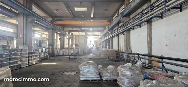 Usine industrielle de 2.500 m2 de surface couverte 1.500 m de surface non couverte avec 1.000 KVA de puissance électrique en plein zone industrielle de Oulad ziane Ain sebaa a la location — Casablanca
