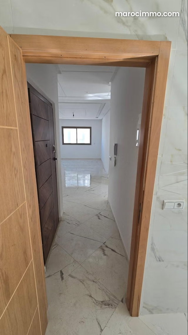 Appartement à vendre à M'Diq. Surface de 75 m². Salon traditionnel et porte blindée — 2