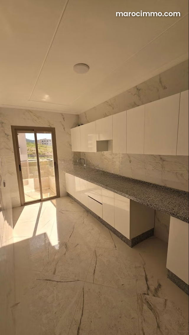 Appartement à vendre à M'Diq. Surface de 75 m². Salon traditionnel et porte blindée — Mdiq