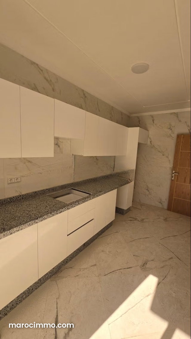 Appartement à vendre à M'Diq. Surface de 75 m². Salon traditionnel et porte blindée — 4