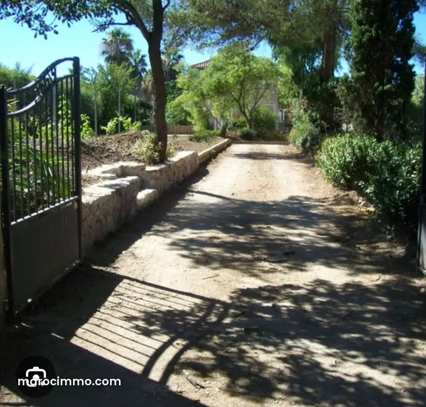 Sea-view villa in Harhoura, Temara, in need of renovation — Temara