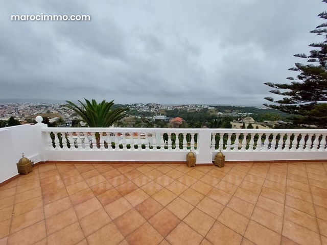 Villa avec terrasses vue panoramique vide à louer — Tanger