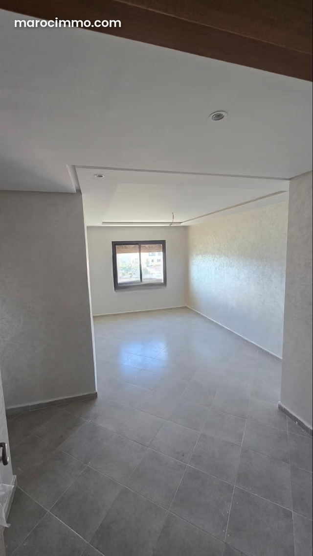 Appartement en vente à M'Diq. 3 chambres agréables. Environnement calme avec vue sur la montagne, porte blindée — Mdiq