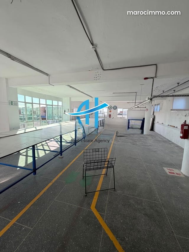 Local commercial avec bureaux en location — Tanger