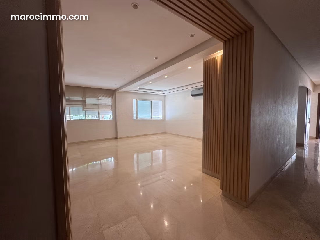 Appartement 4 pièces à louer à Riyad Rabat avec terrasse — Rabat
