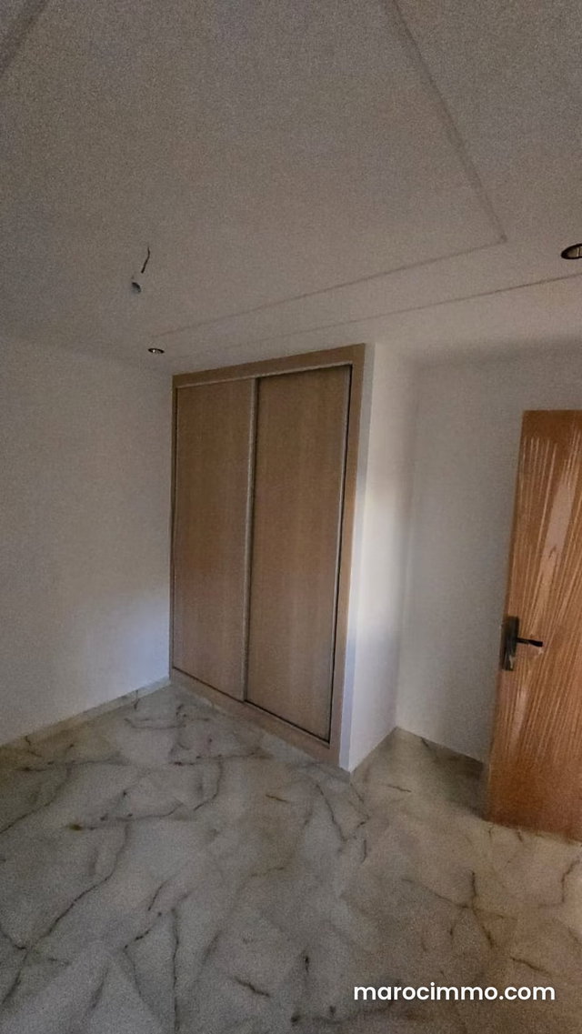 شقة فاخرة محفظة للبيع بمرتيل – 62 م² – طابق ثالث – مصعد – دعم السكن 7 مليون – 2 غرف – 640000 درهم — 2