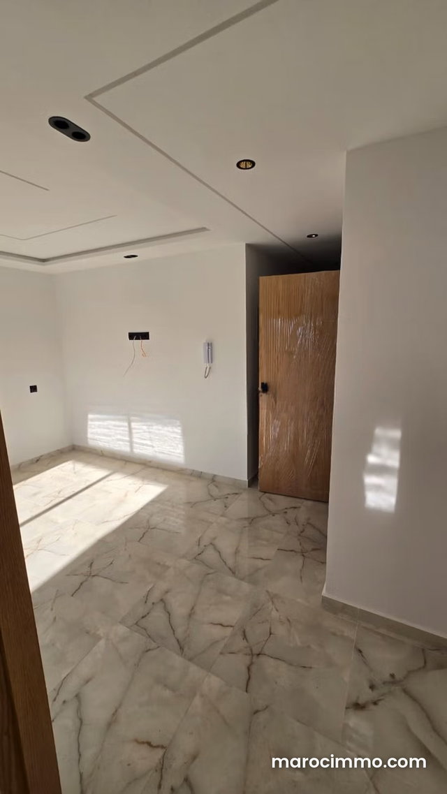 شقة فاخرة محفظة للبيع بمرتيل – 62 م² – طابق ثالث – مصعد – دعم السكن 7 مليون – 2 غرف – 640000 درهم — 5