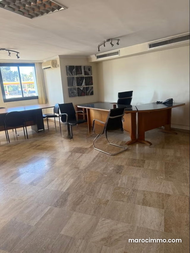 Bureaux en location à Aviation Mabella. Surface de 110 m² — 5