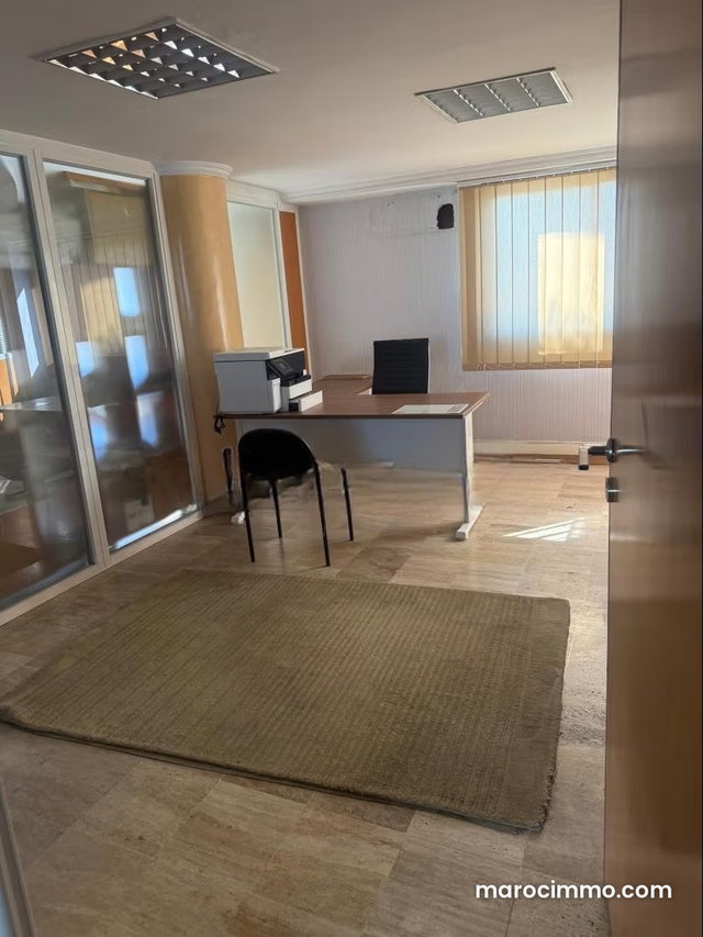 Bureaux en location à Aviation Mabella. Surface de 110 m² — 4