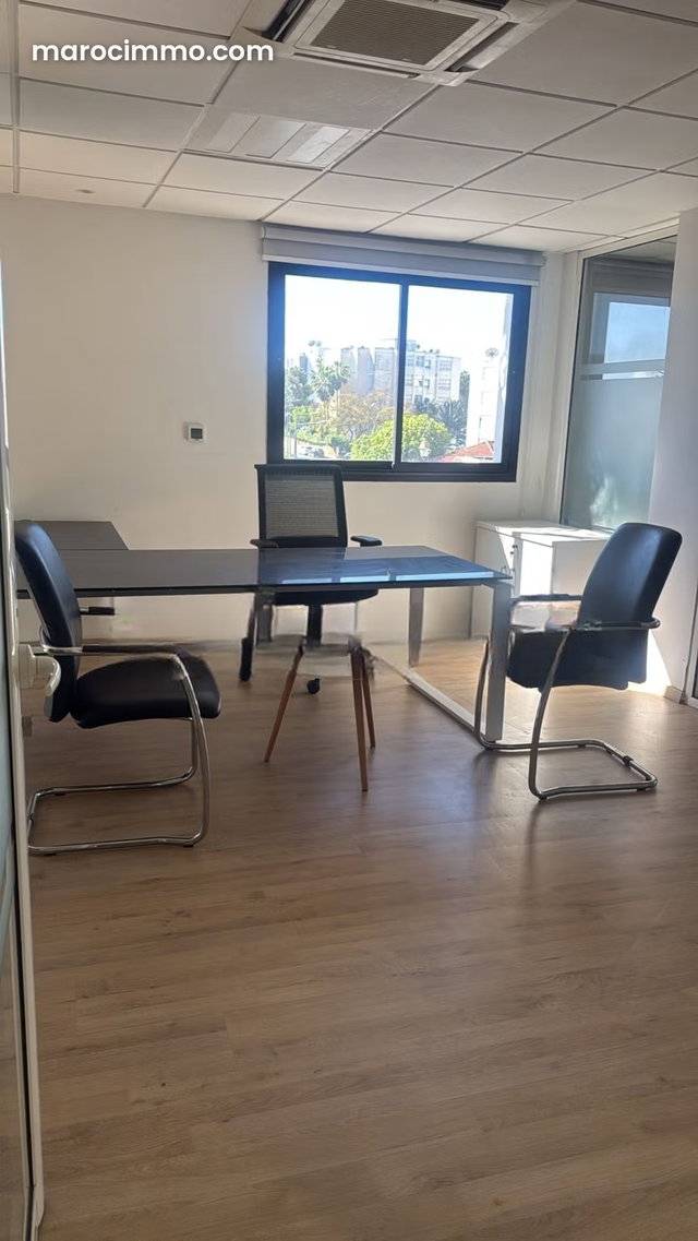 Location de bureaux à Aviation Mabella. Surface totale 210 m² — 2