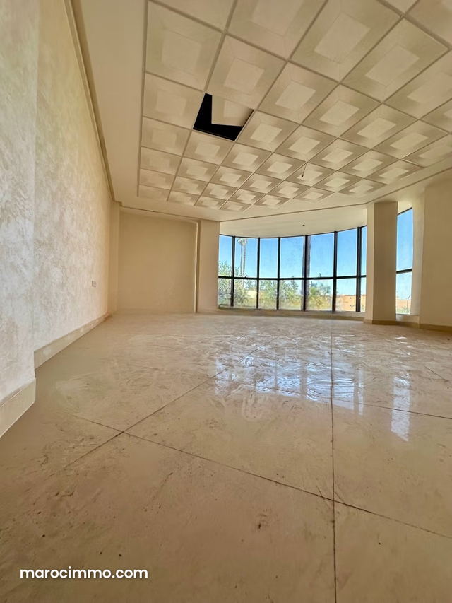 Bureaux à louer à Guéliz. Surface de 58 m². Double vitrage et porte blindée — Marrakech