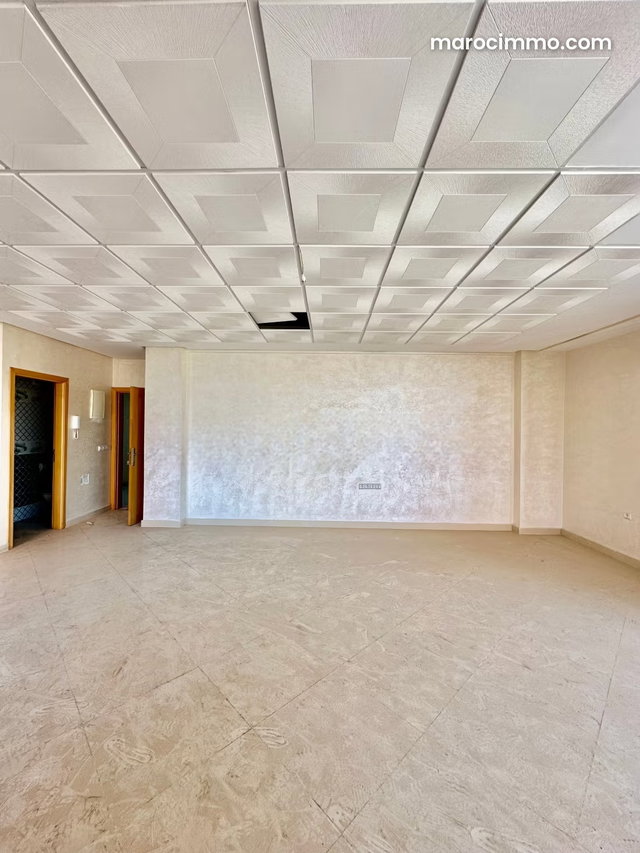 Bureaux à louer à Guéliz. Surface de 58 m². Double vitrage et porte blindée — 2