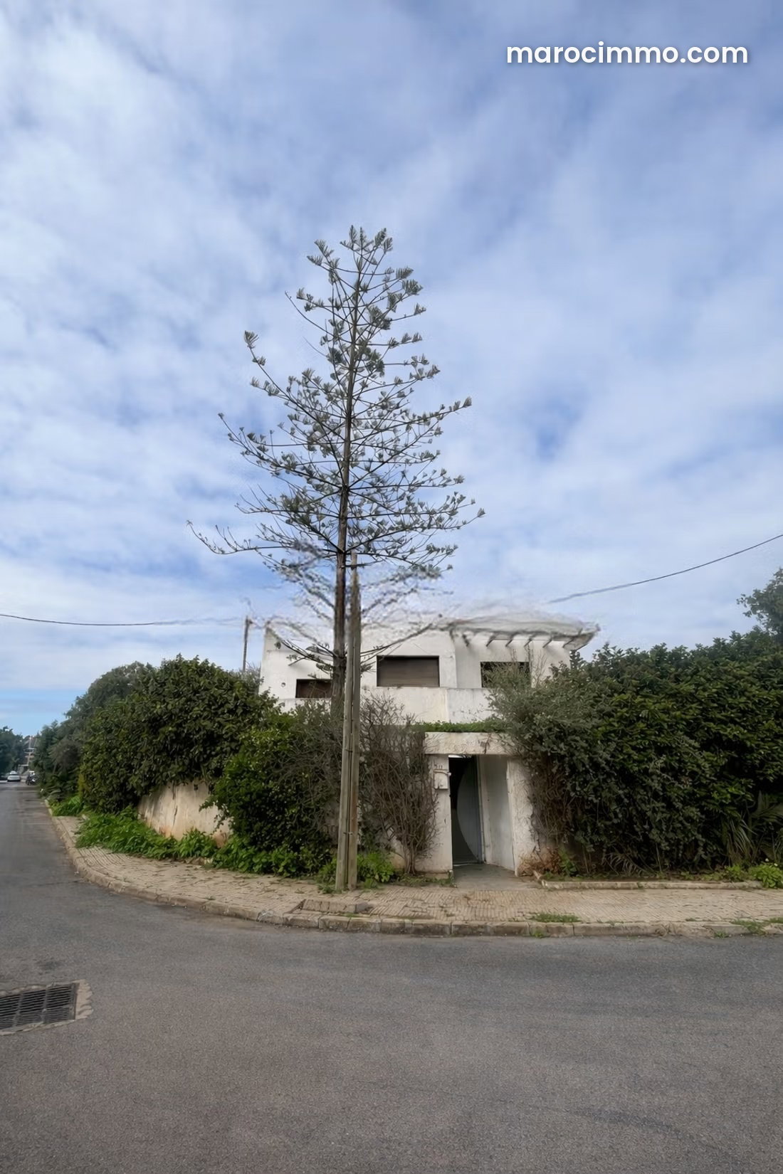 949 sqm Villa on a Corner Plot to Renovate, Oasis, Casablanca — Casablanca