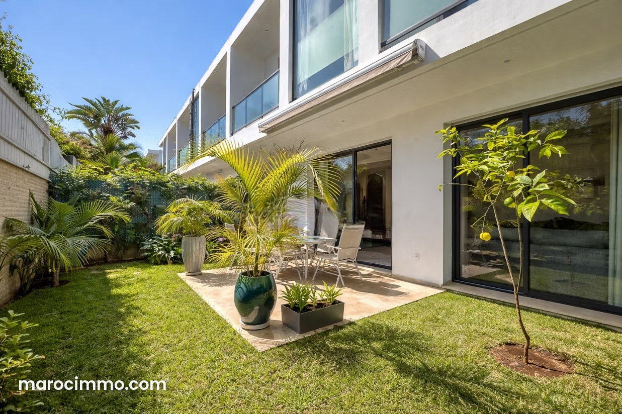 Villa for rent in Dar Bouazza, with garden and pool — Dar Bouazza