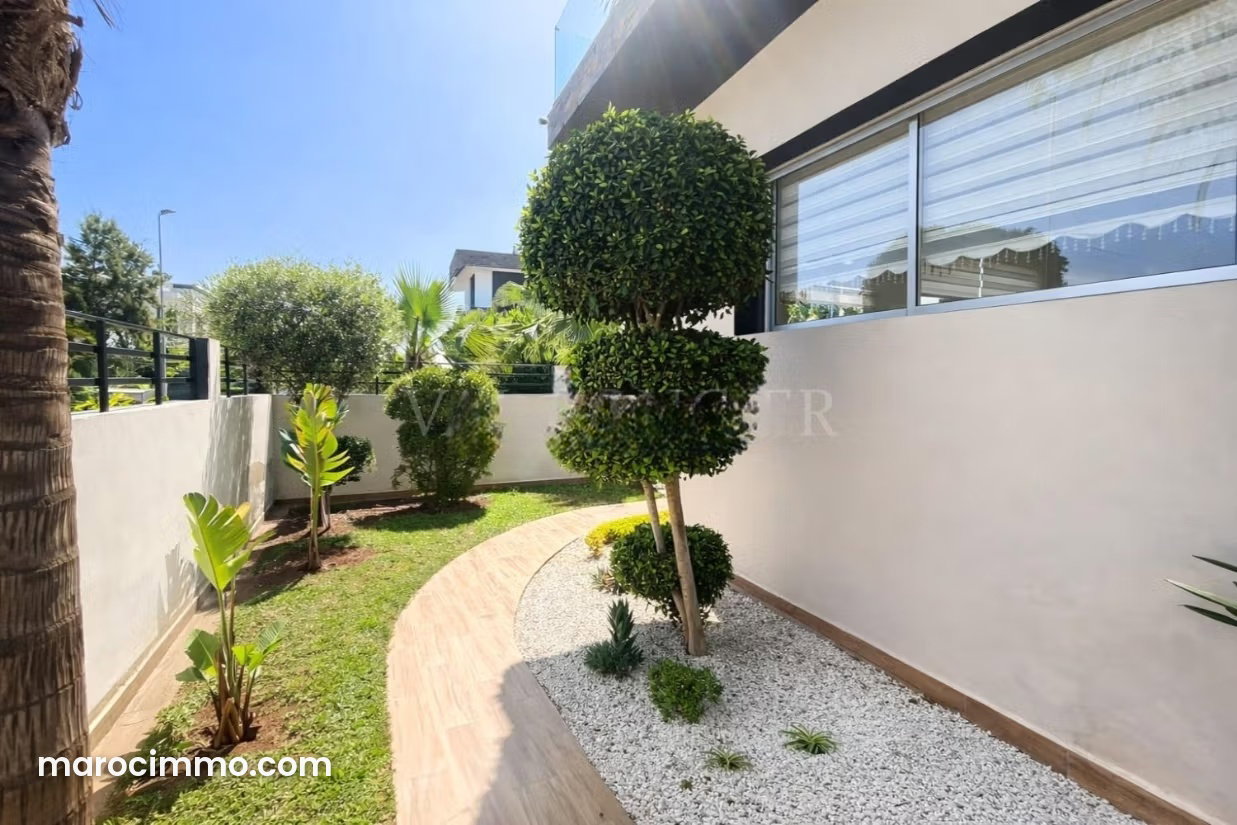 353 m² Villa with Swimming Pool, Dar Bouazza, 4 En-Suite Bedrooms — Dar Bouazza