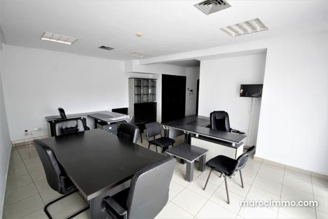 Loue petit prix bureau equipe park proche wilaya — Casablanca