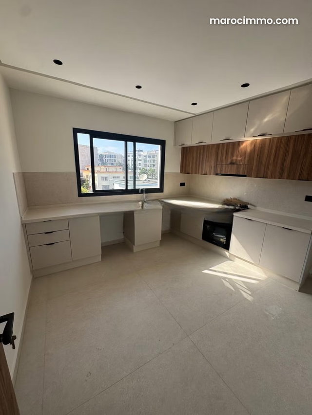 Appartement à vendre à Oasis. 1 belle chambre. Antenne parabolique et Porte blindée — 4