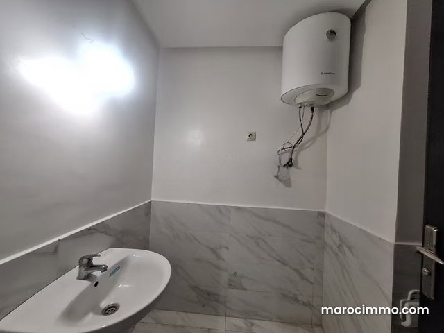 Appartement à l'achat à Oulfa. 2 grandes pièces. Places de parking et beau jardin — 3