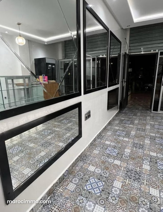 Local commercial 52m² – Avenue Akioud Abwab Guéliz — 2