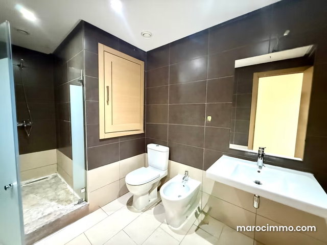 En Location Vide: Magnifique Appartement de 2 Chambres avec Terrasse au Coeur de quartier CFC, Casa Finance City, Casablanca — 5
