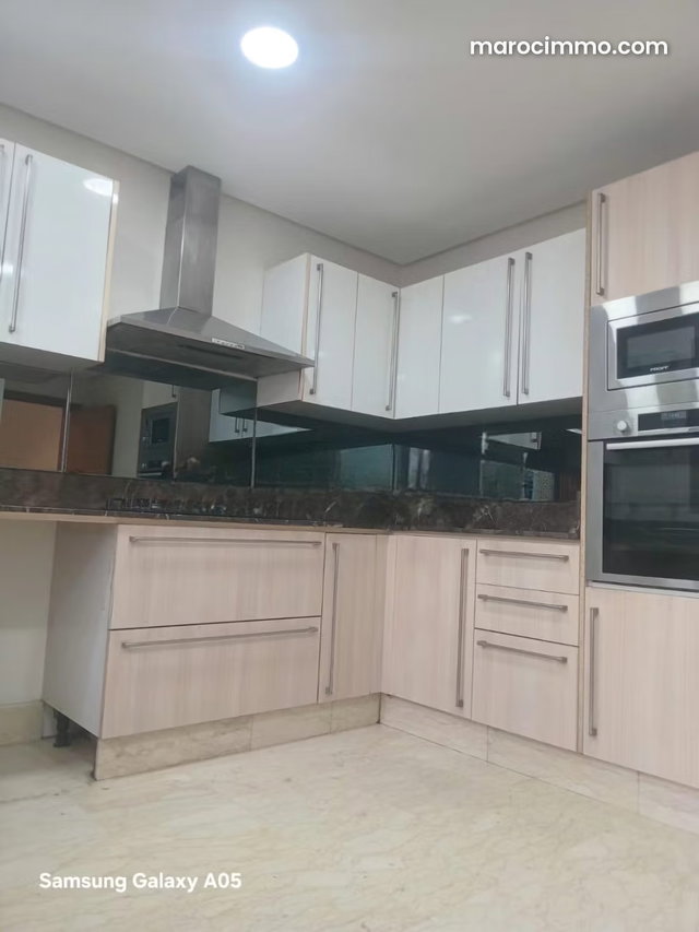 Luxurious 6-Bedroom Apartment for Rent in Racine. Elevator and Parking. — 3
