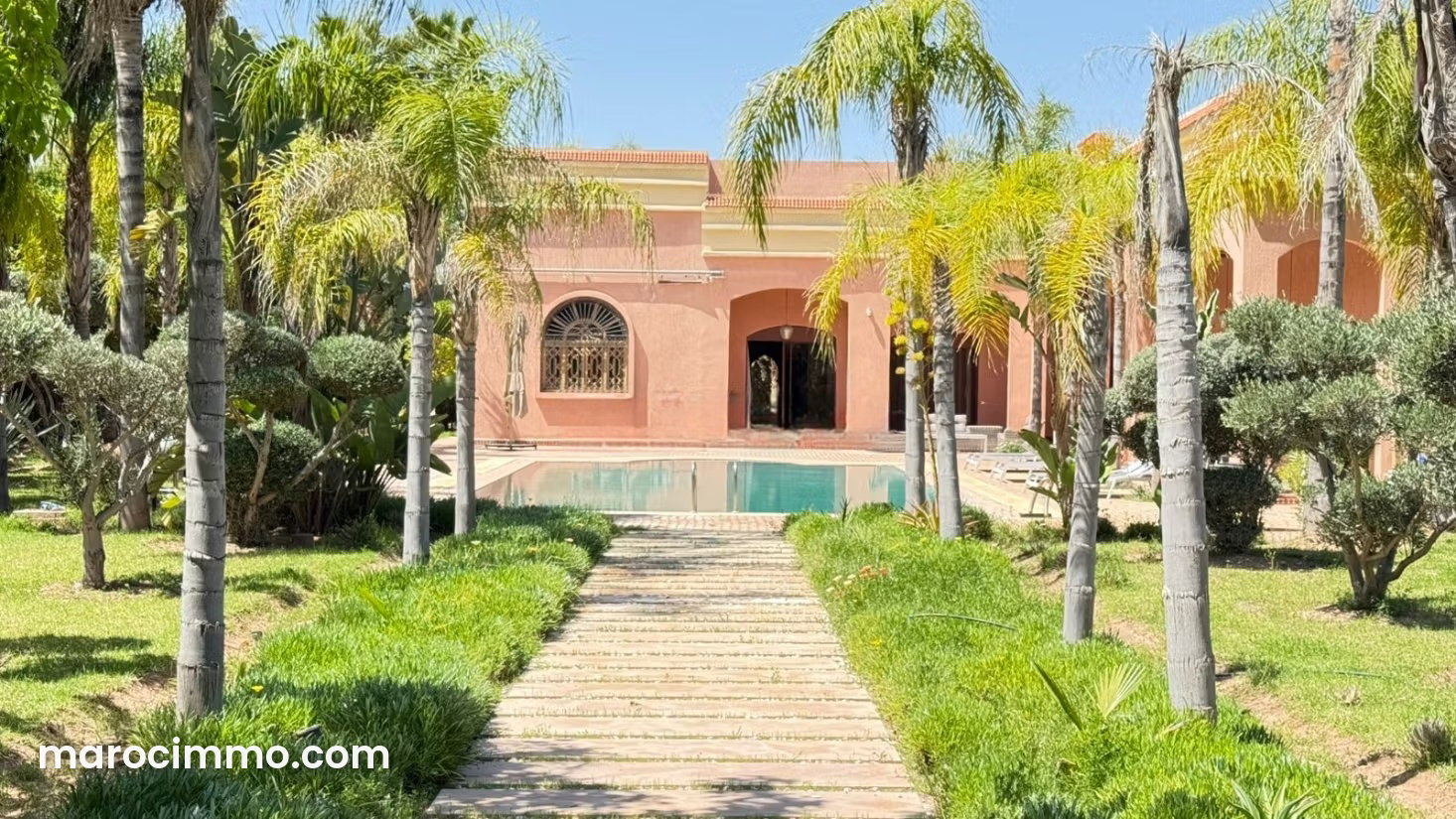 560 m² Villa, 5 Bedrooms and Two Swimming Pools, Fez Road, Marrakech — Marrakesh