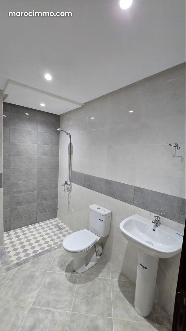 Superbe appartement à vendre à Martil. 3 belles chambres. Vue sur les montagnes et porte blindée — Martil