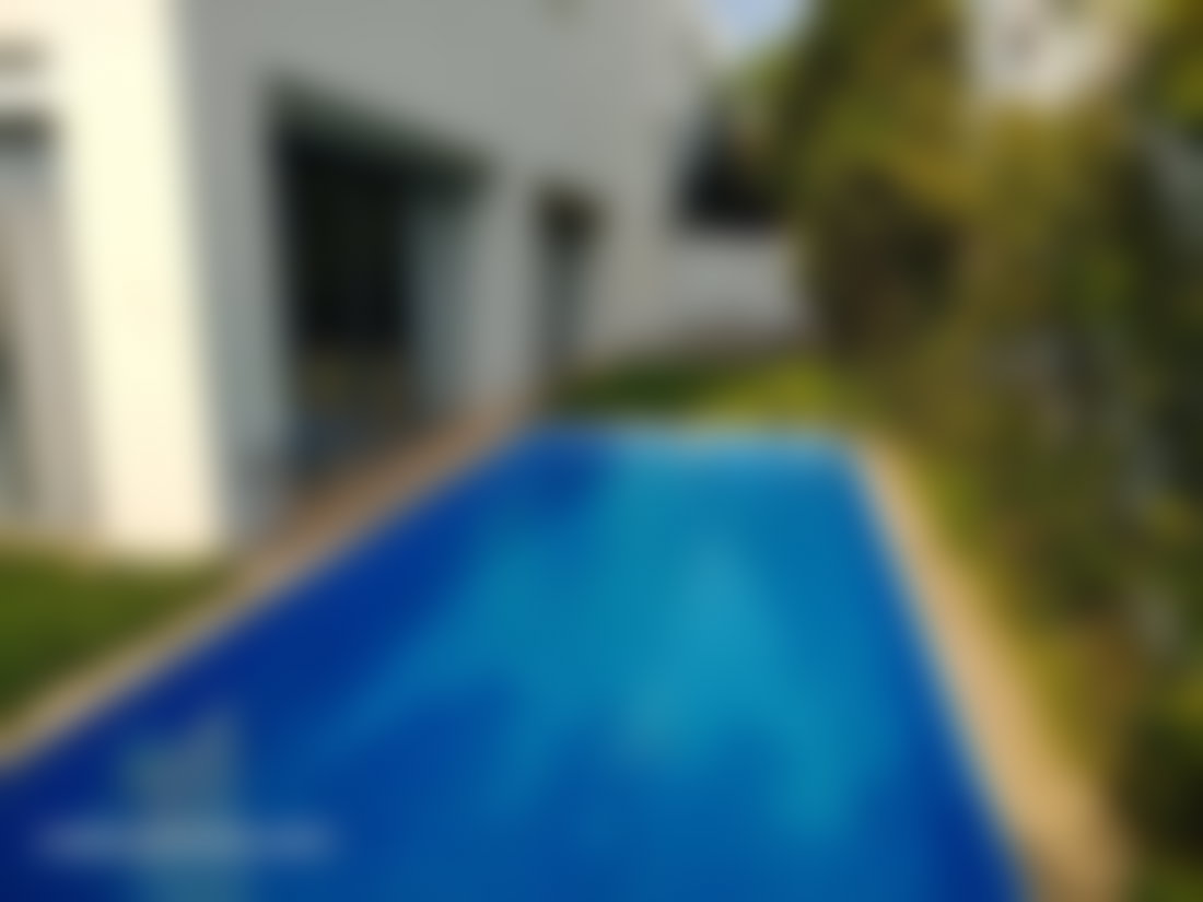 Villa d'angle 380 m², piscine et jardin à Dar Bouazza