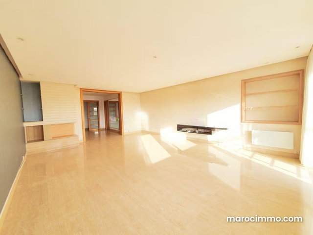 Golden Triangle/Vacant Apartment 200m 3 Bedrooms — 2
