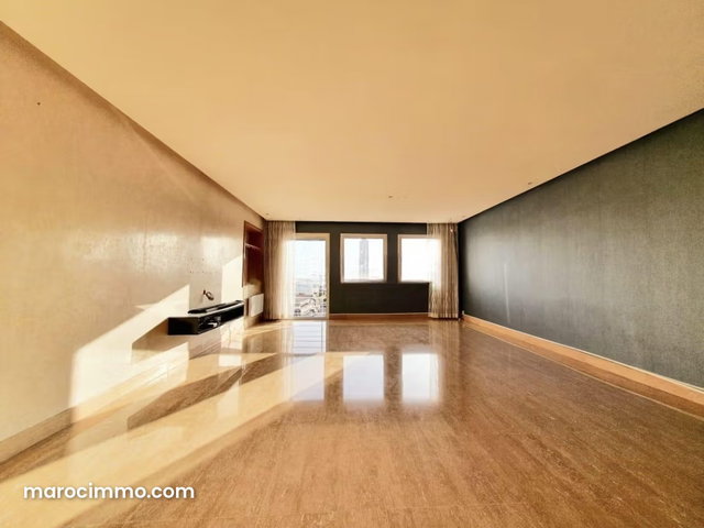 Golden Triangle/Vacant Apartment 200m 3 Bedrooms — 3