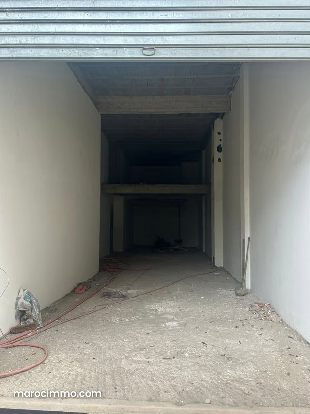 Vend local commercial à Aïn Sebaâ. Superficie 93 m². Sécurisé 24/24 — 4